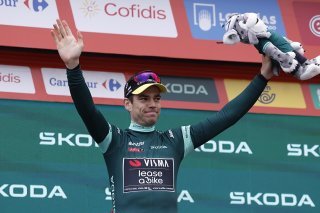 Wout Van Aert, ici à la Vuelta avec le maillot du classement par points, est un coureur extrêmement polyvalent. KEYSTONE/EPA/Javier Lizon